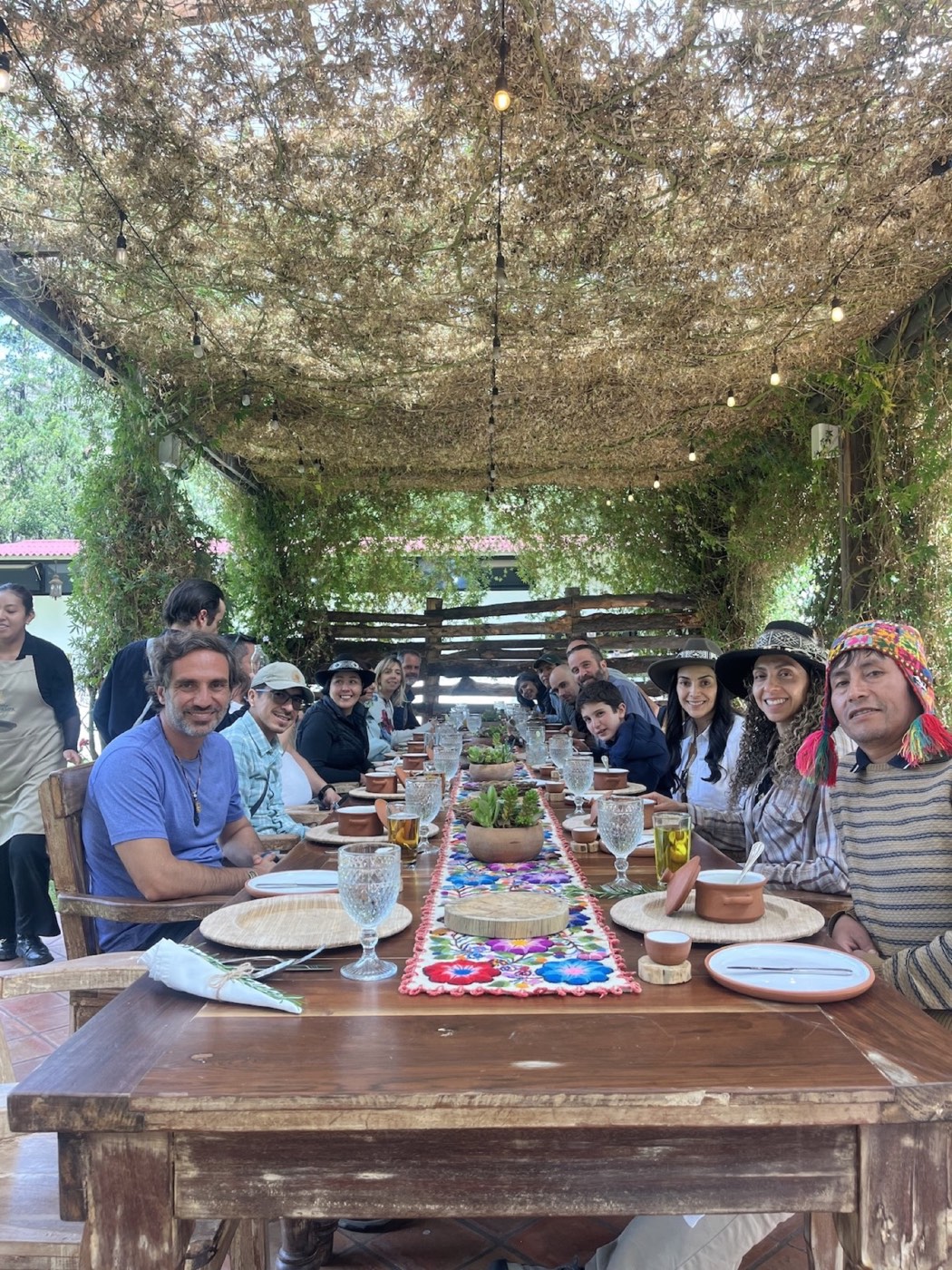 El grupo comparte una comida alrededor de una mesa larga en Hacienda Sarampa.