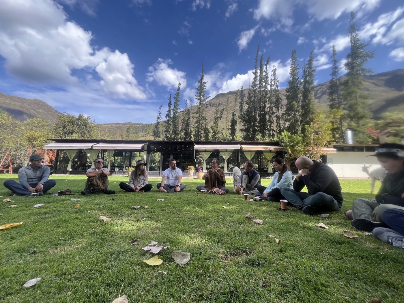 Participantes reunidos en círculo sobre el jardín de Hacienda Sarampa.
