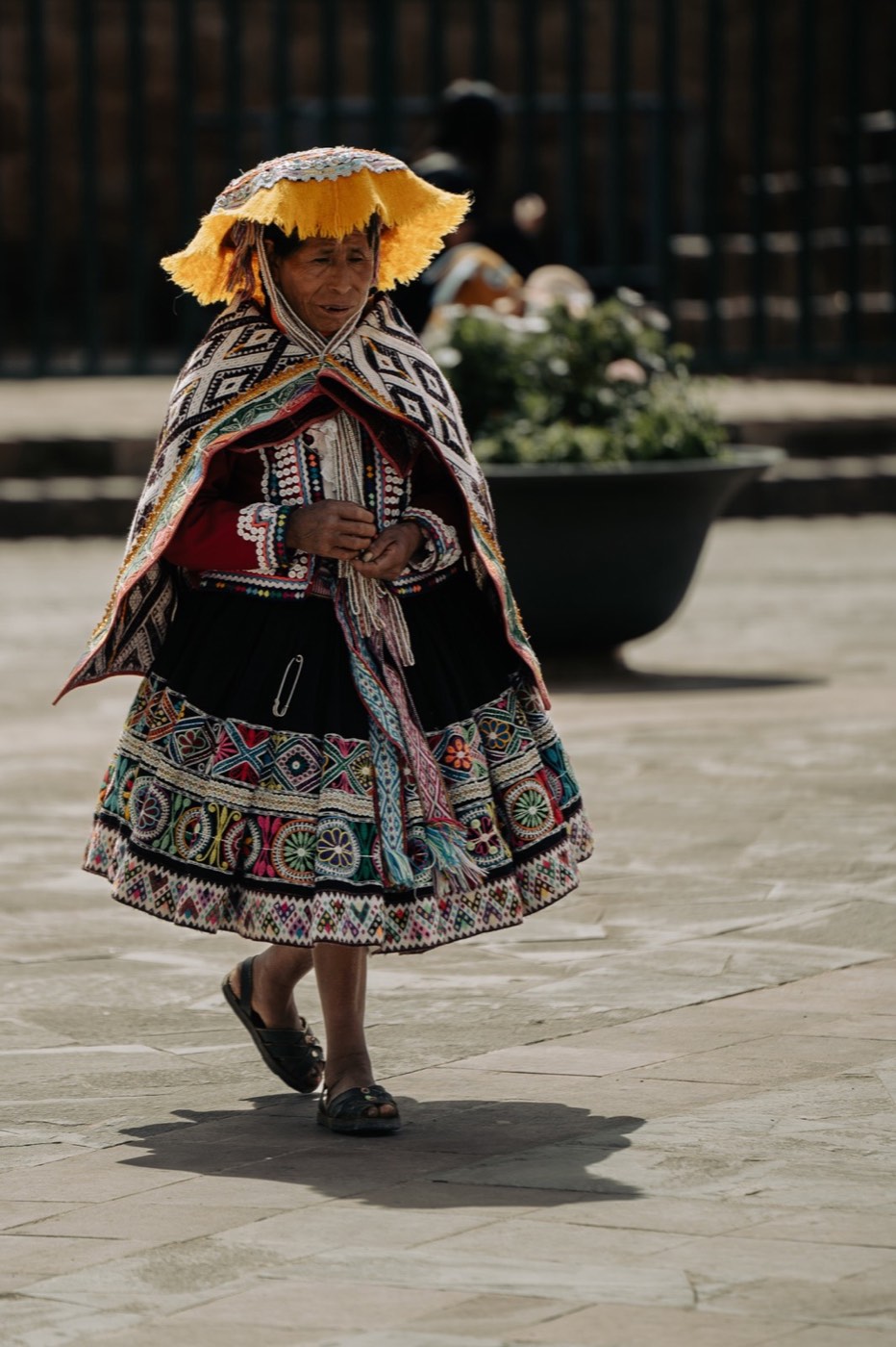 Mujer de Pisac con vestimenta tradicional bordada.