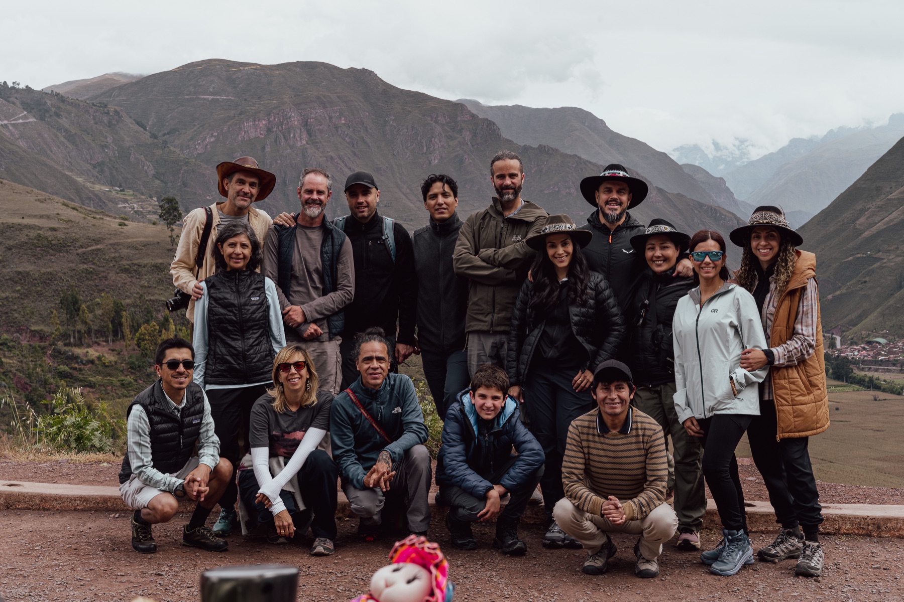 Grupo de peregrinos reunido en el Valle Sagrado antes de partir hacia el Ausangate.