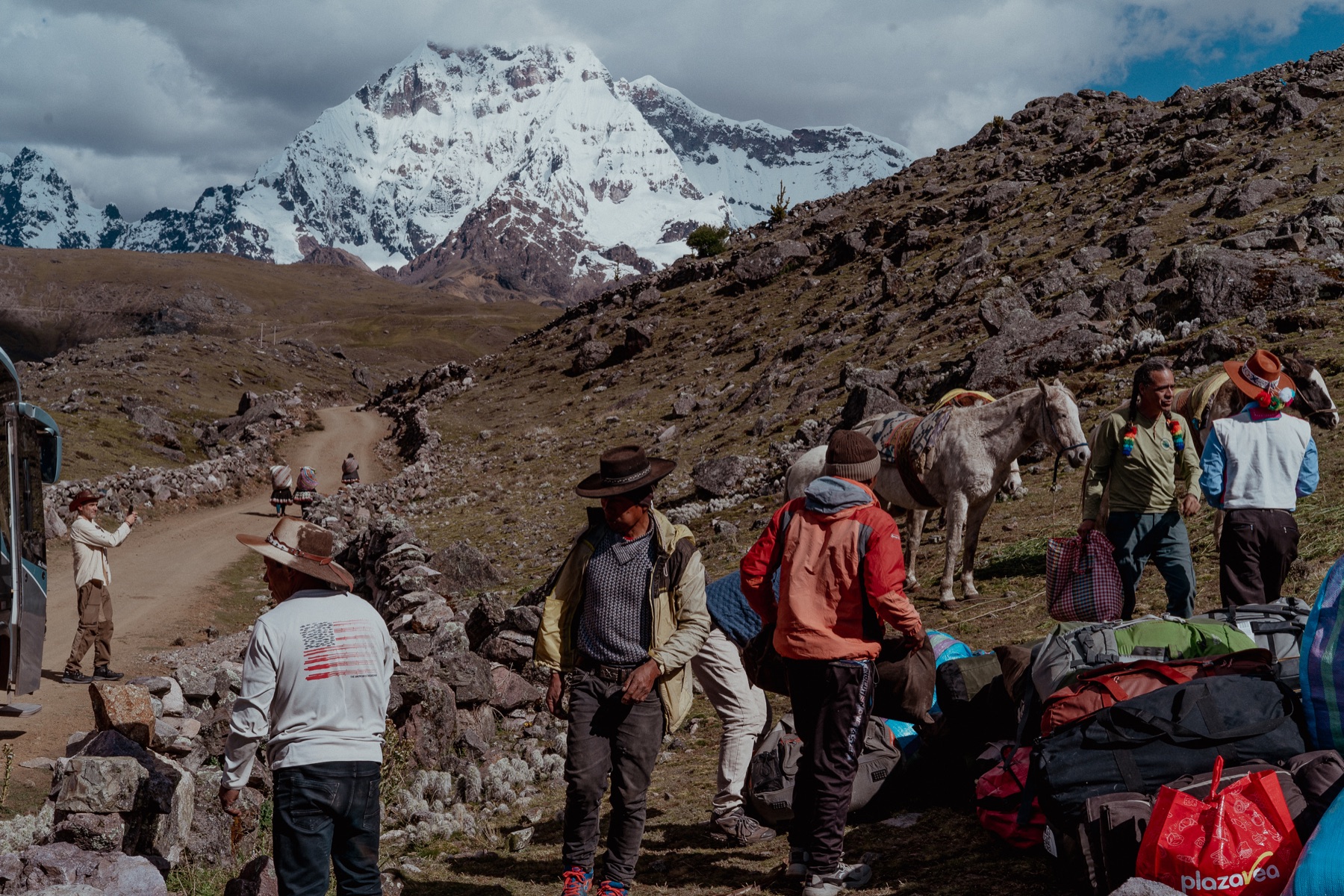 Equipo de expedición, arrieros y caballos de carga al pie del Ausangate.