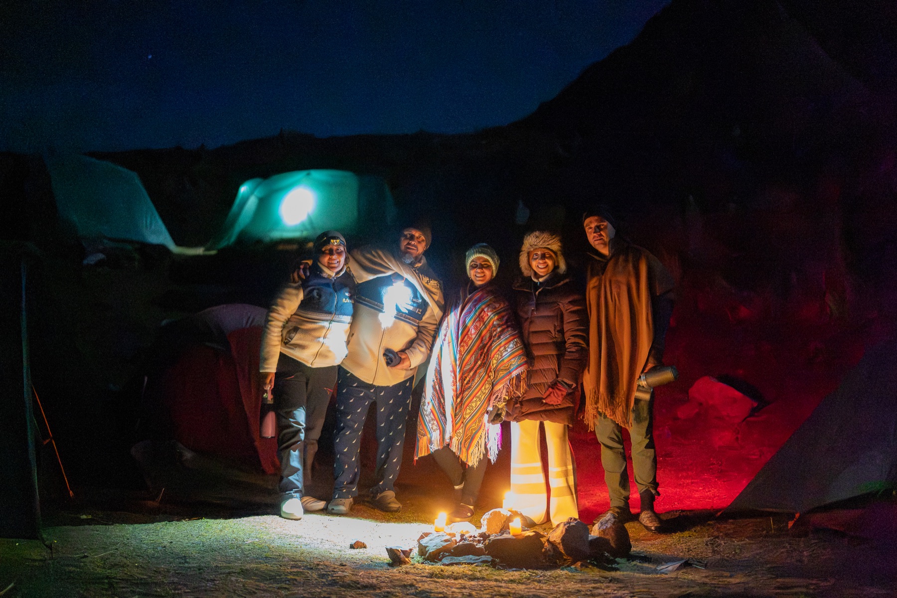 Participantes y anfitriones reunidos durante la primera noche de campamento.