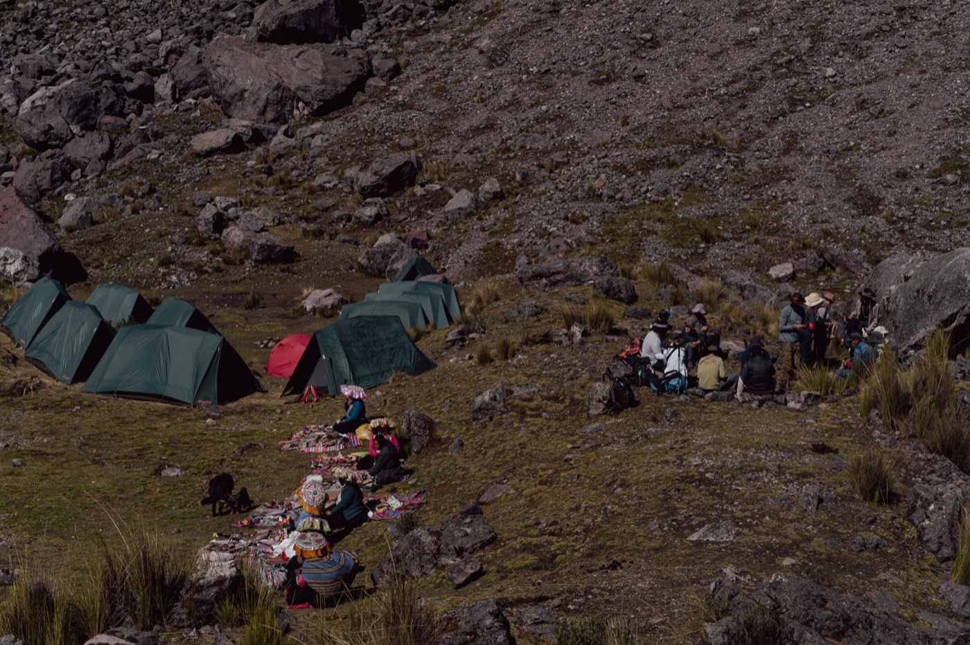 Campamento de montaña y encuentro con la comunidad local en el Ausangate.