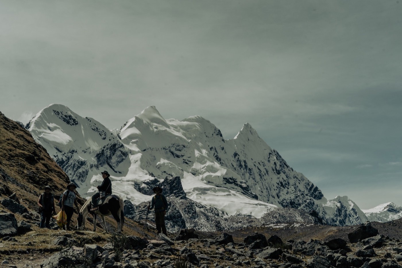 Equipo de expedición y caballo de carga bajo la cara norte del Ausangate.