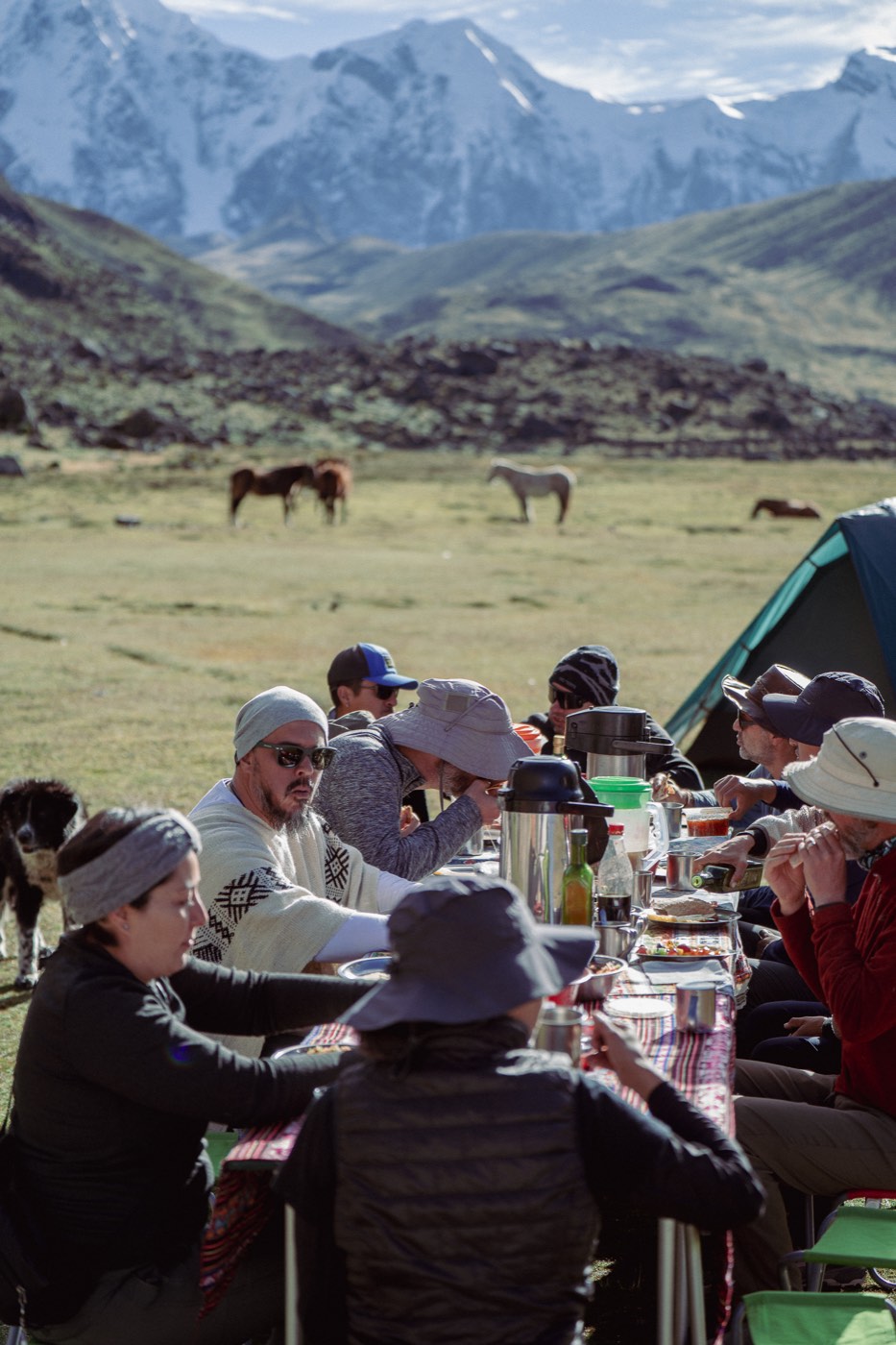 El grupo comparte una comida de montaña frente al paisaje del Ausangate.