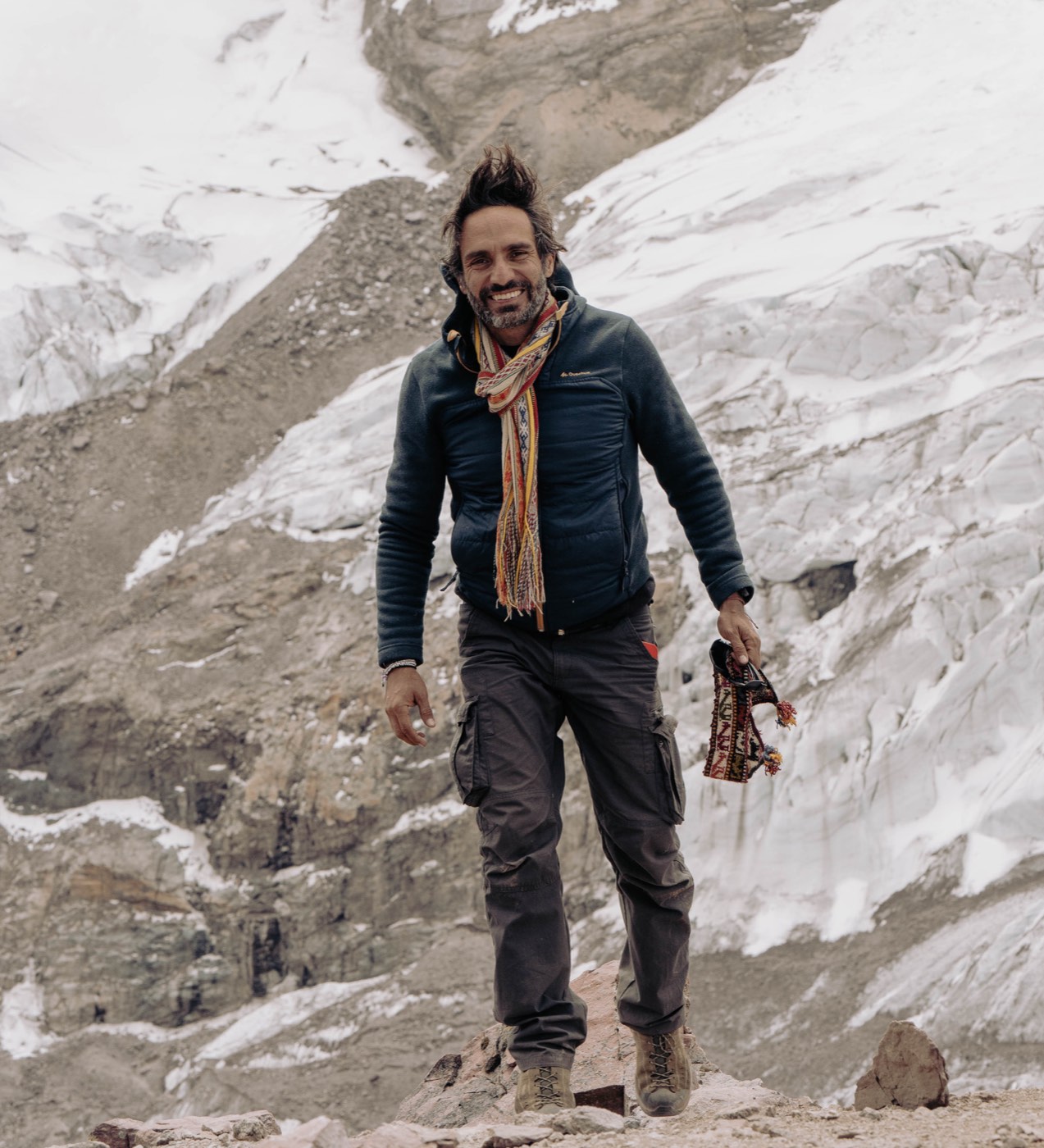 Peregrino sonríe frente al glaciar durante la jornada de profundización.