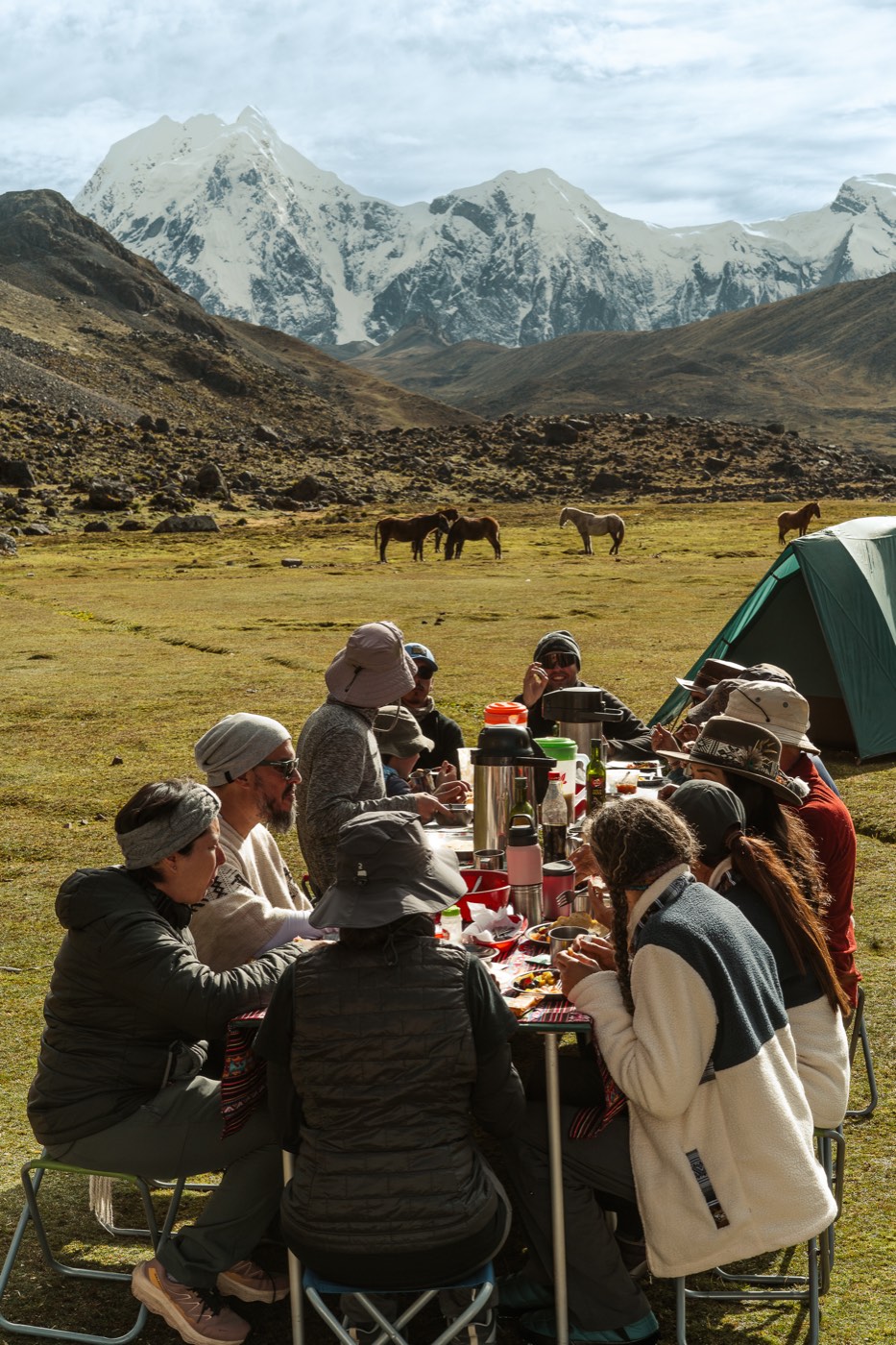 El grupo comparte la última comida de montaña junto al campamento.