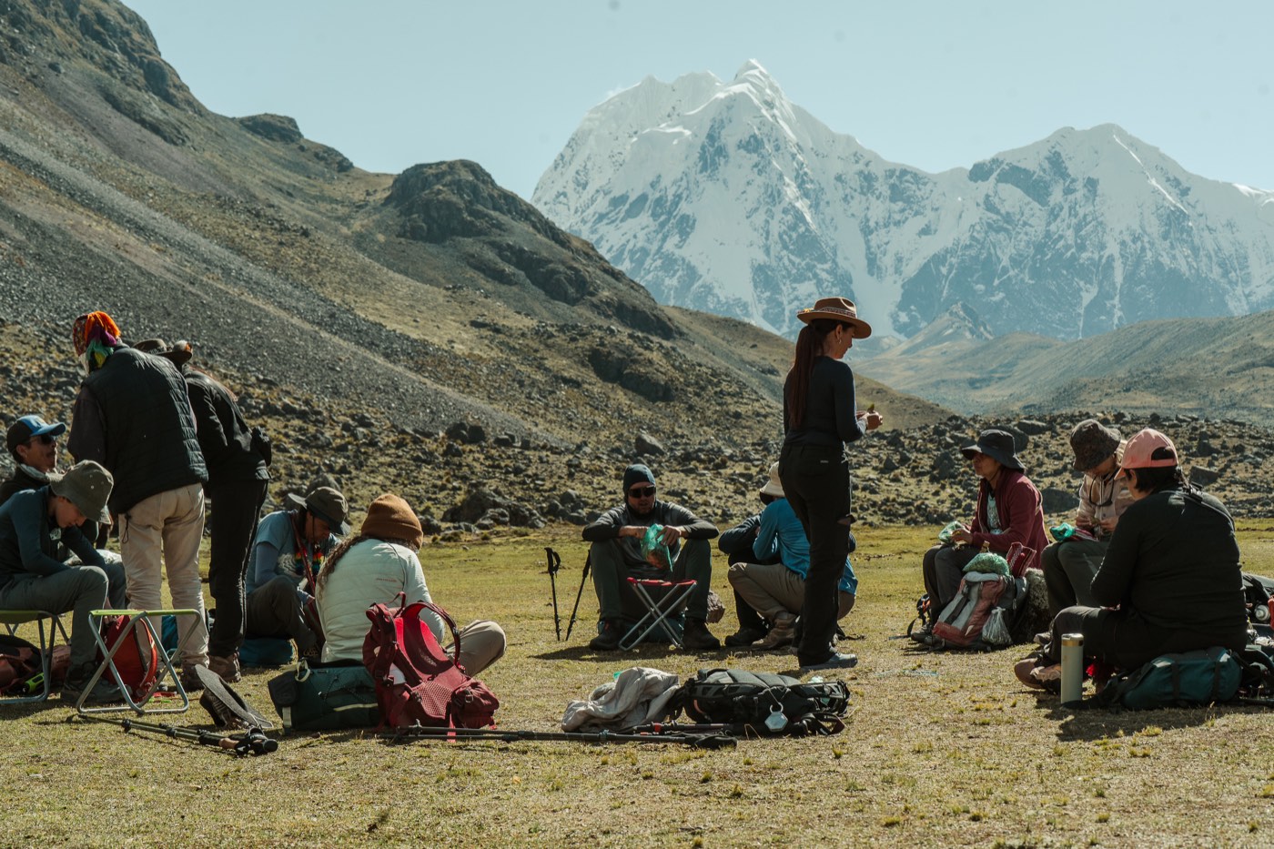 El grupo descansa y prepara el equipo antes del descenso.