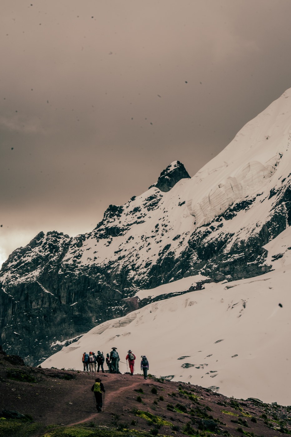 El grupo realiza la última travesía bajo una inmensa ladera nevada.