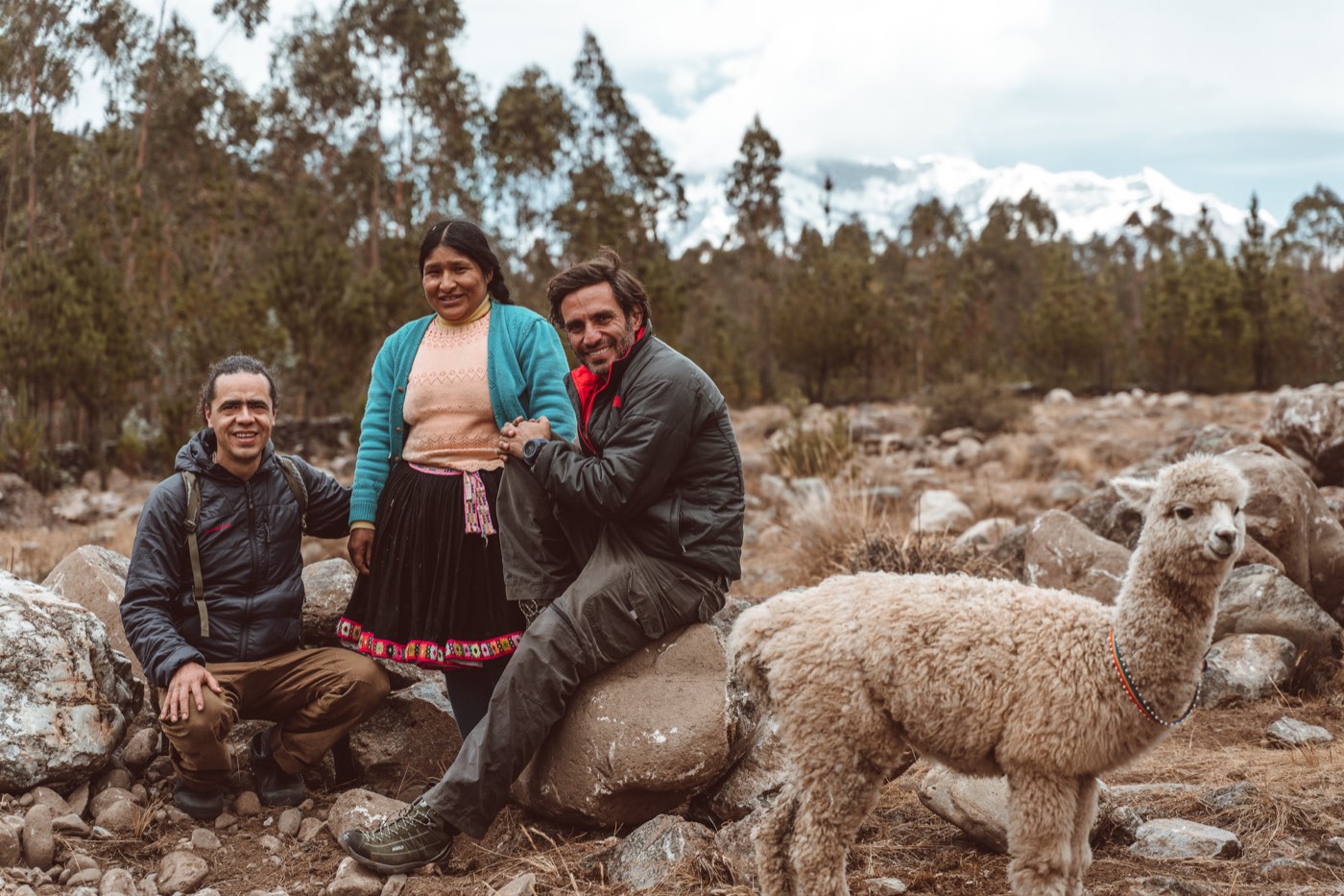 Integrantes de Bushman junto a una mujer de la comunidad y una alpaca.