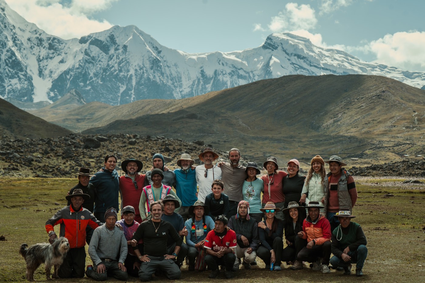 Participantes y equipo local reunidos frente a la cordillera del Ausangate.