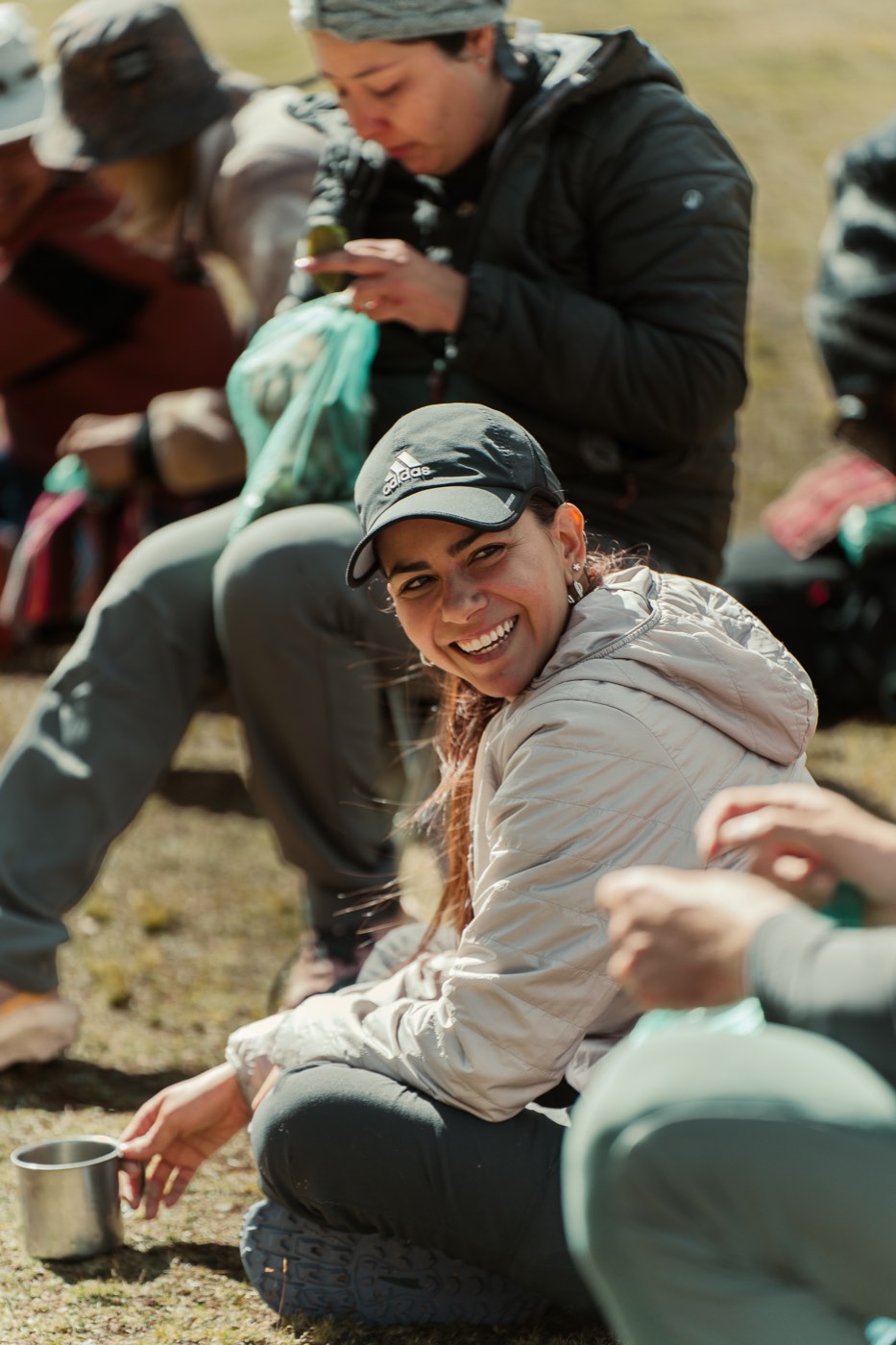 Una participante sonríe durante un momento compartido en el sendero.