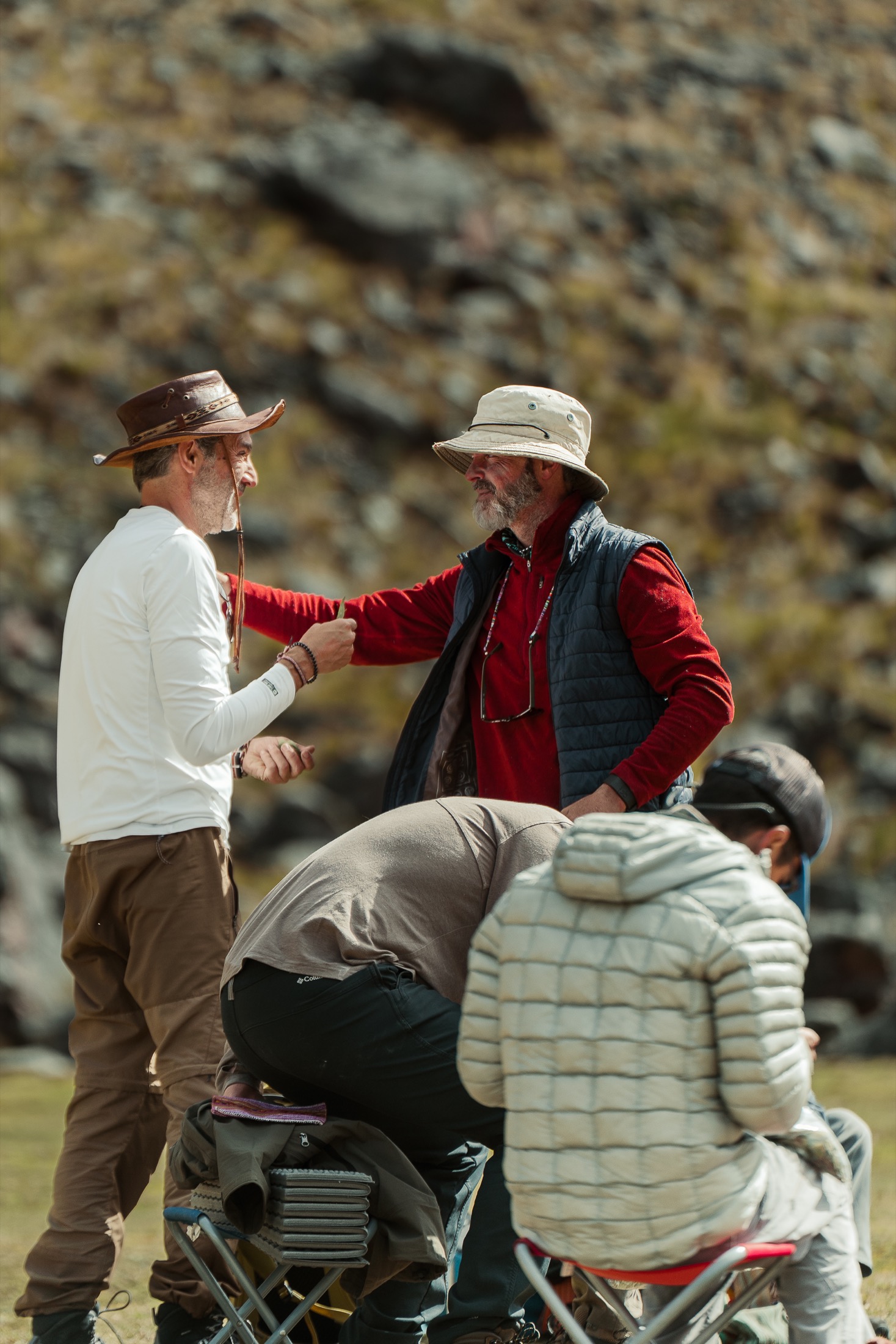 Norman conversa con un participante durante un descanso en la montaña.
