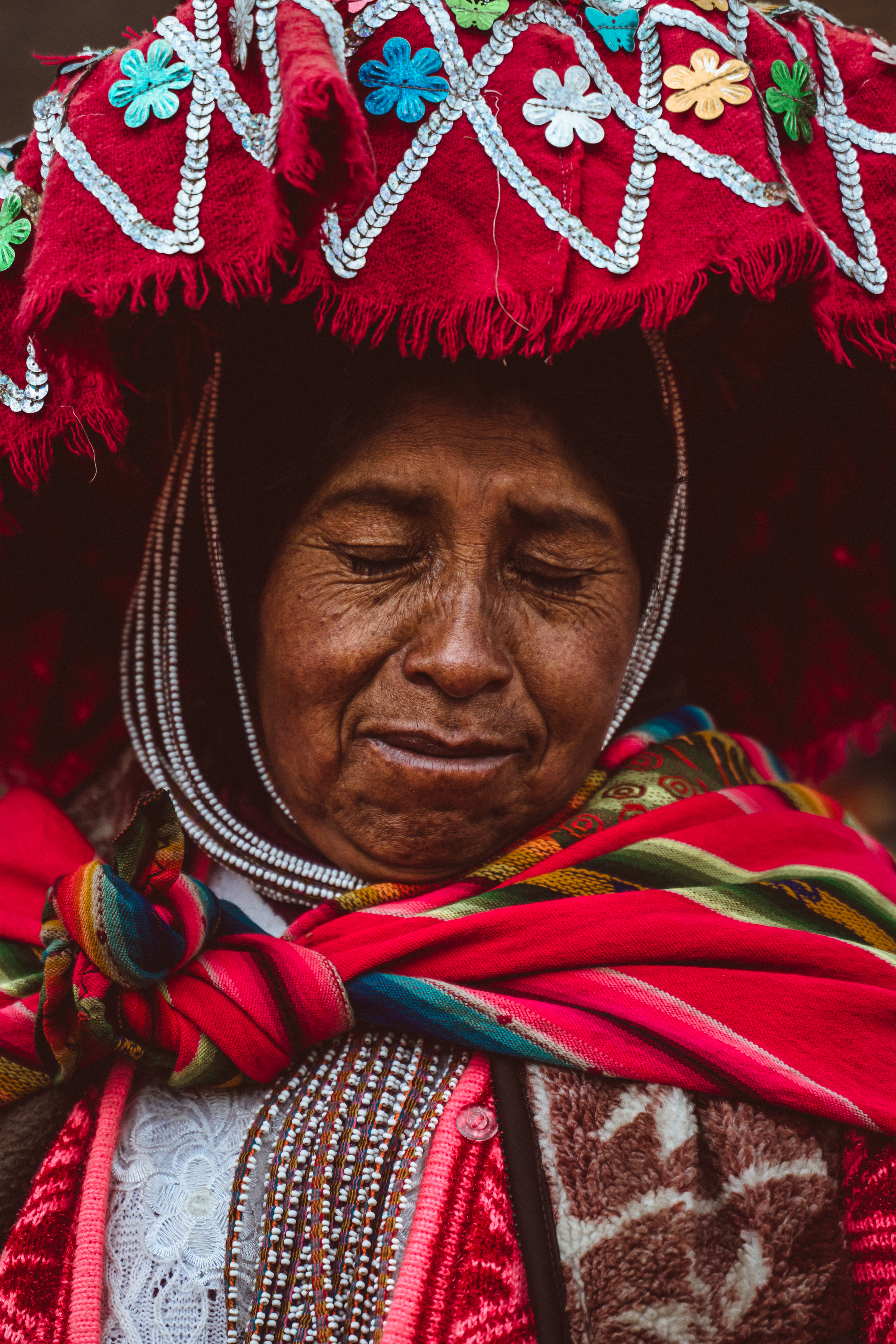 Retrato con textiles y cuentas