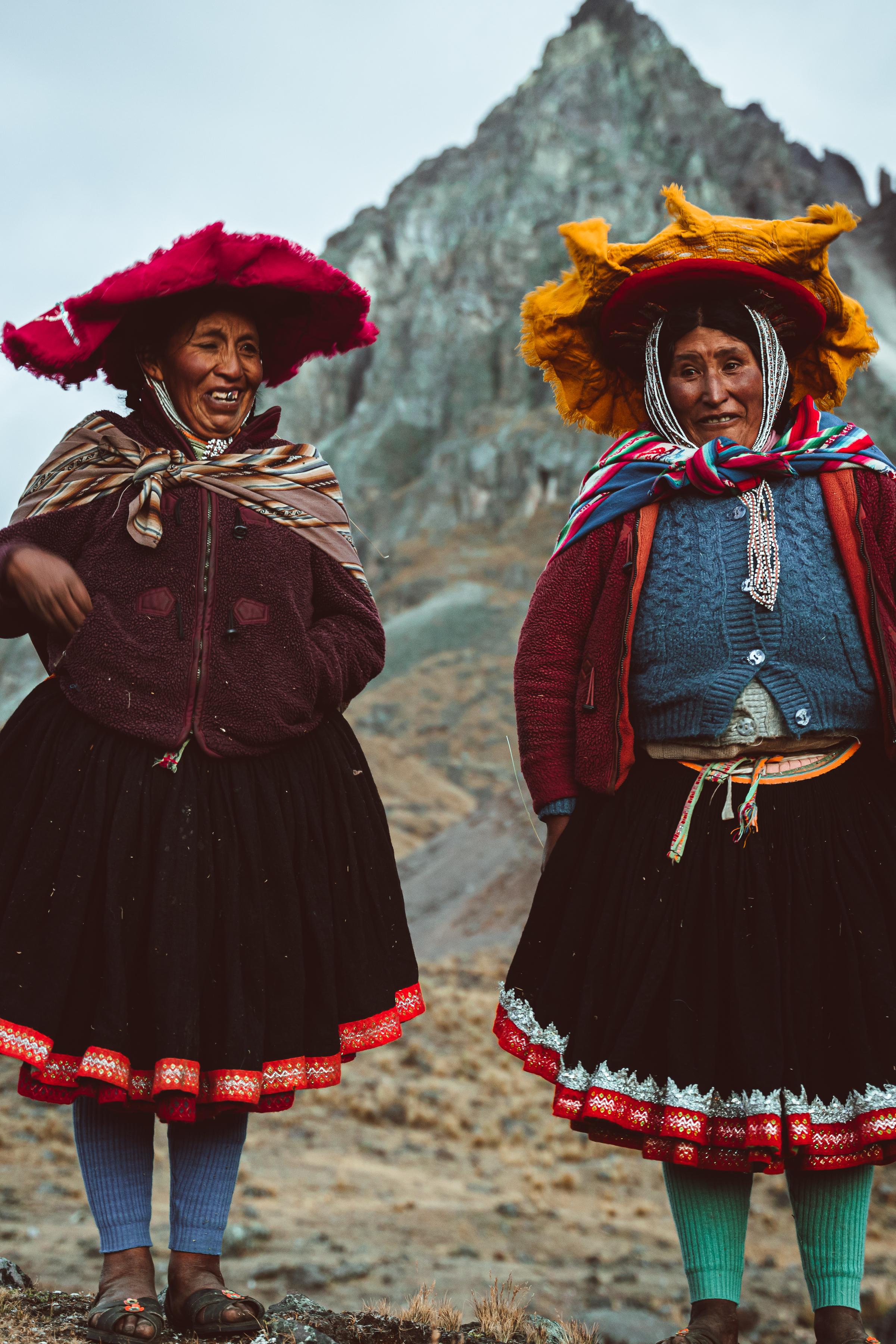 Dos mujeres ante las montañas