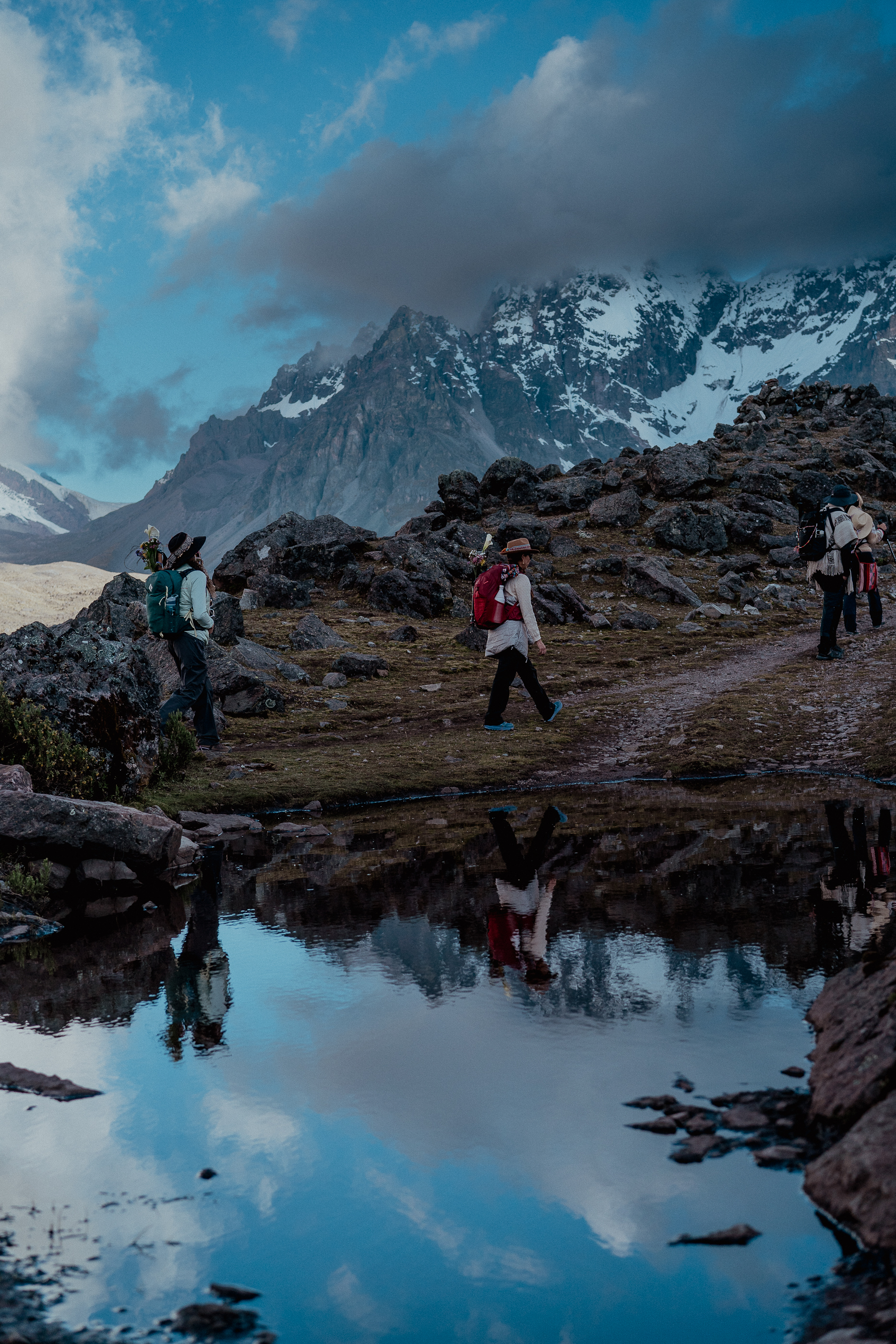 Caminantes y reflejos en el agua