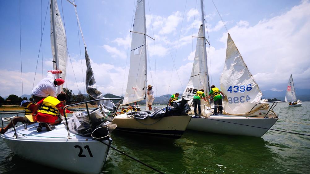 Participantes colaboran en una experiencia de vela.