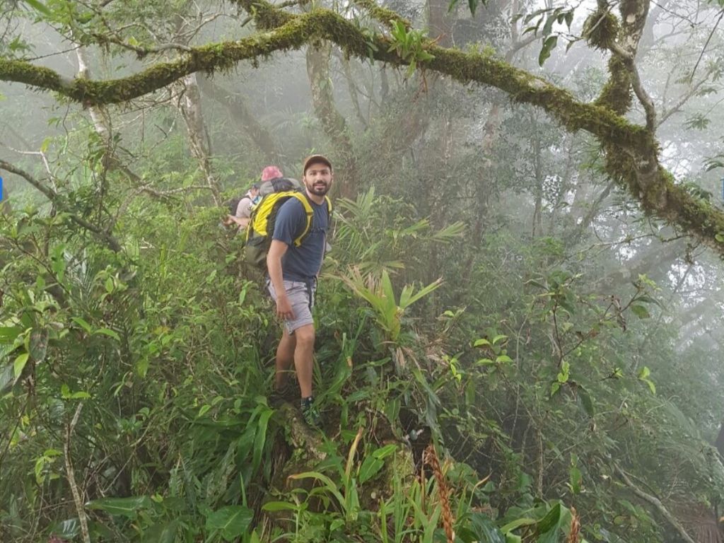 Caminante en sendero de montaña