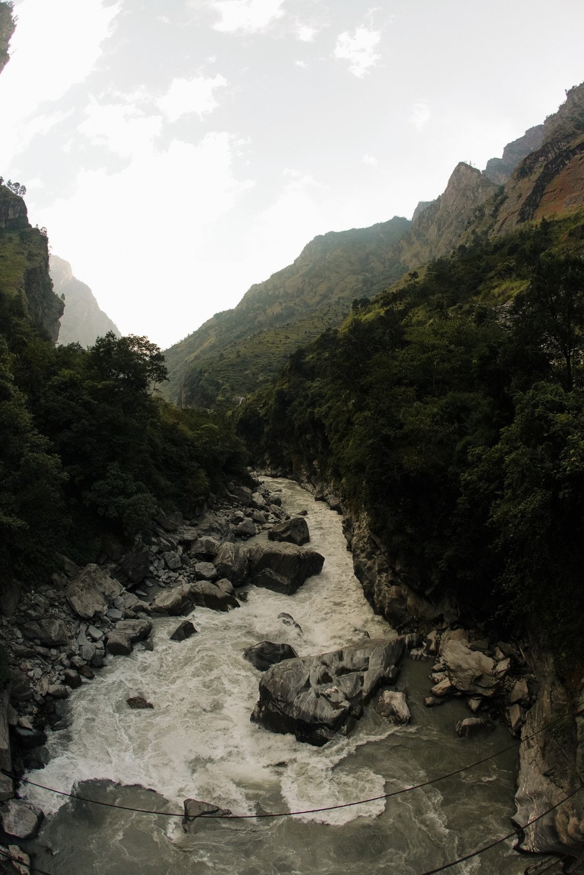 Río entre las laderas de un valle