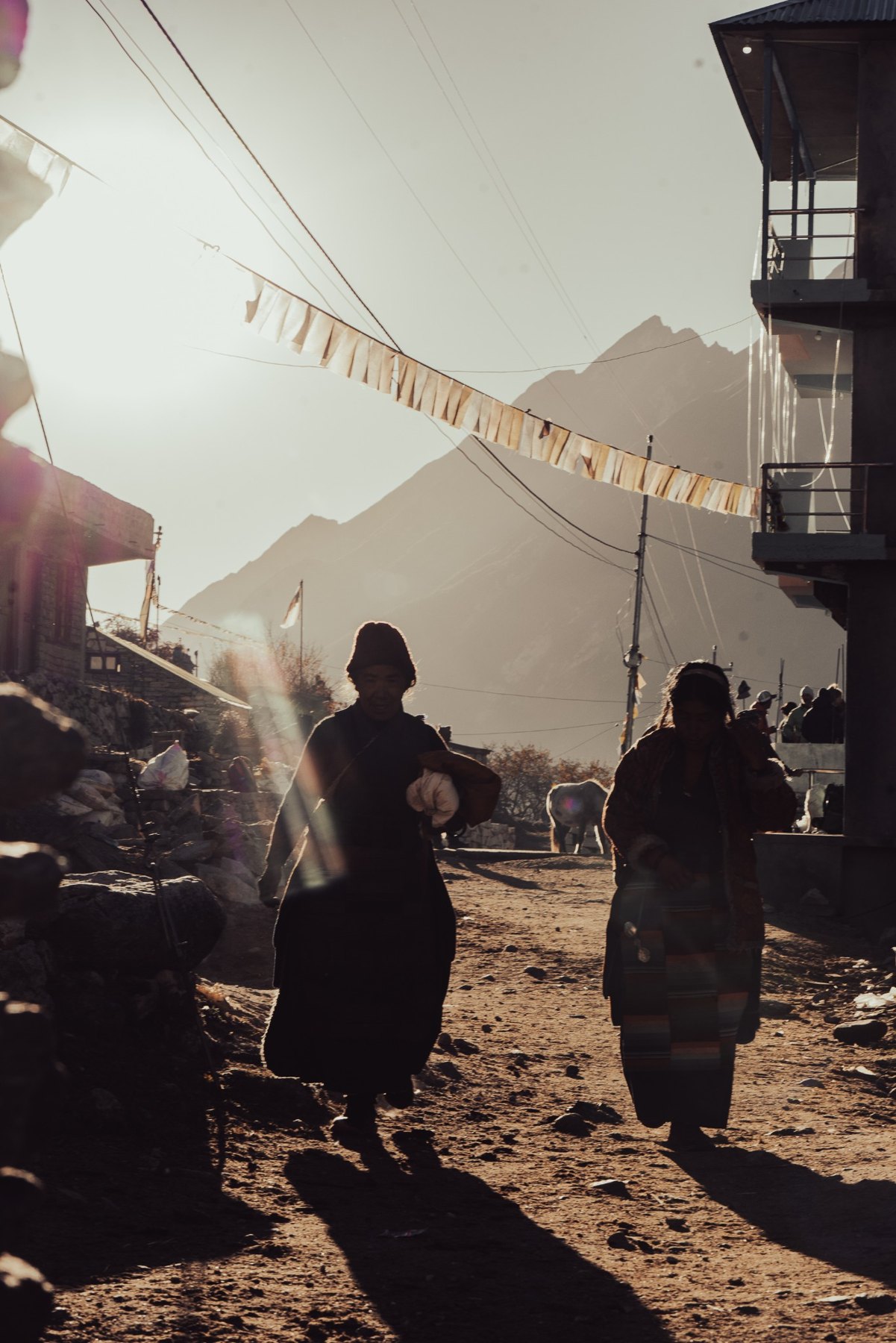 Personas caminando bajo banderas de oración