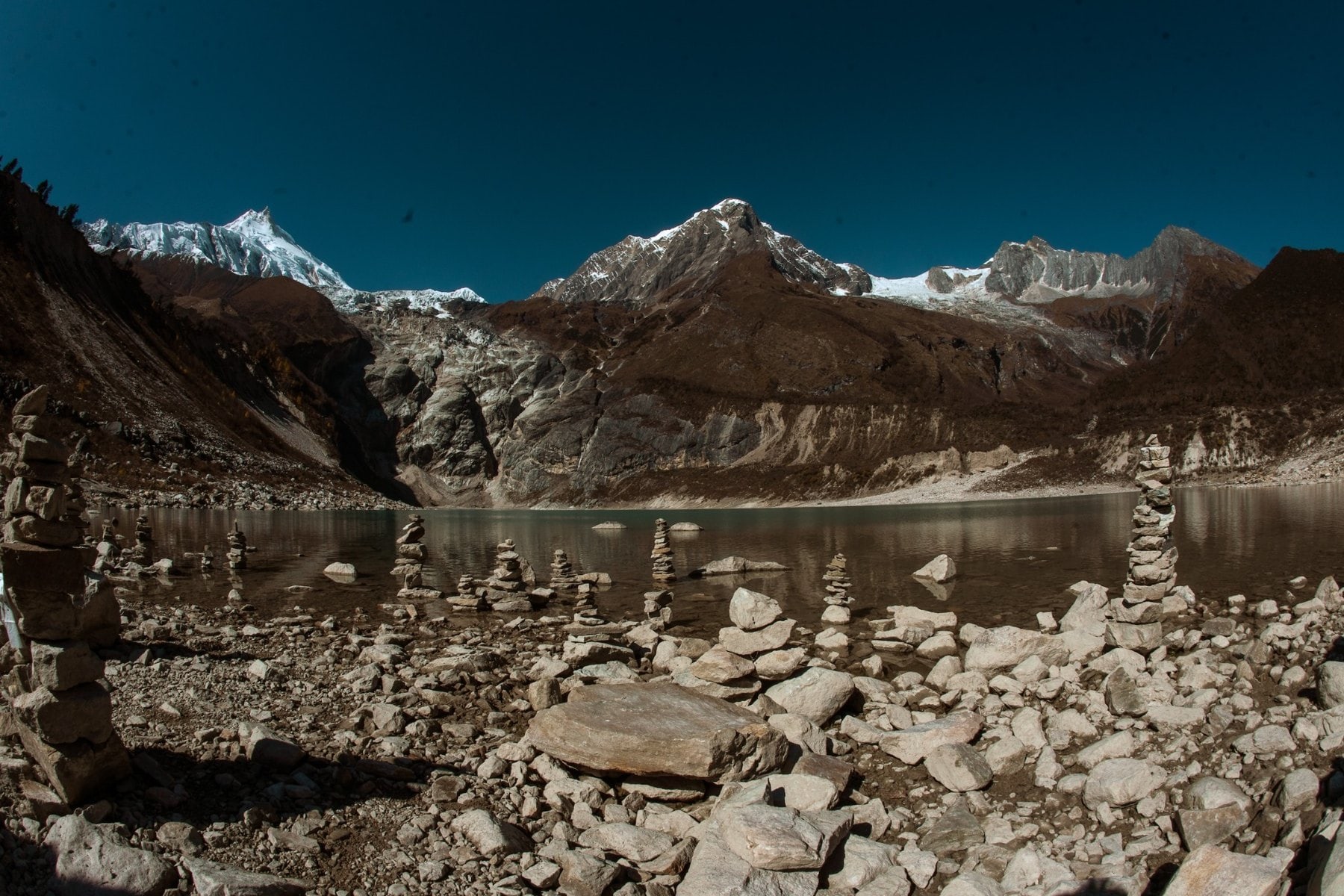 Pequeñas torres de piedra junto a una laguna