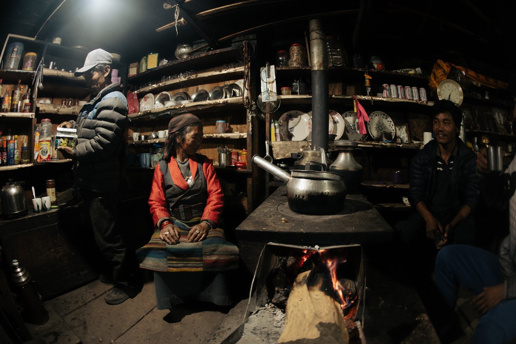 Personas reunidas en el interior de una cocina