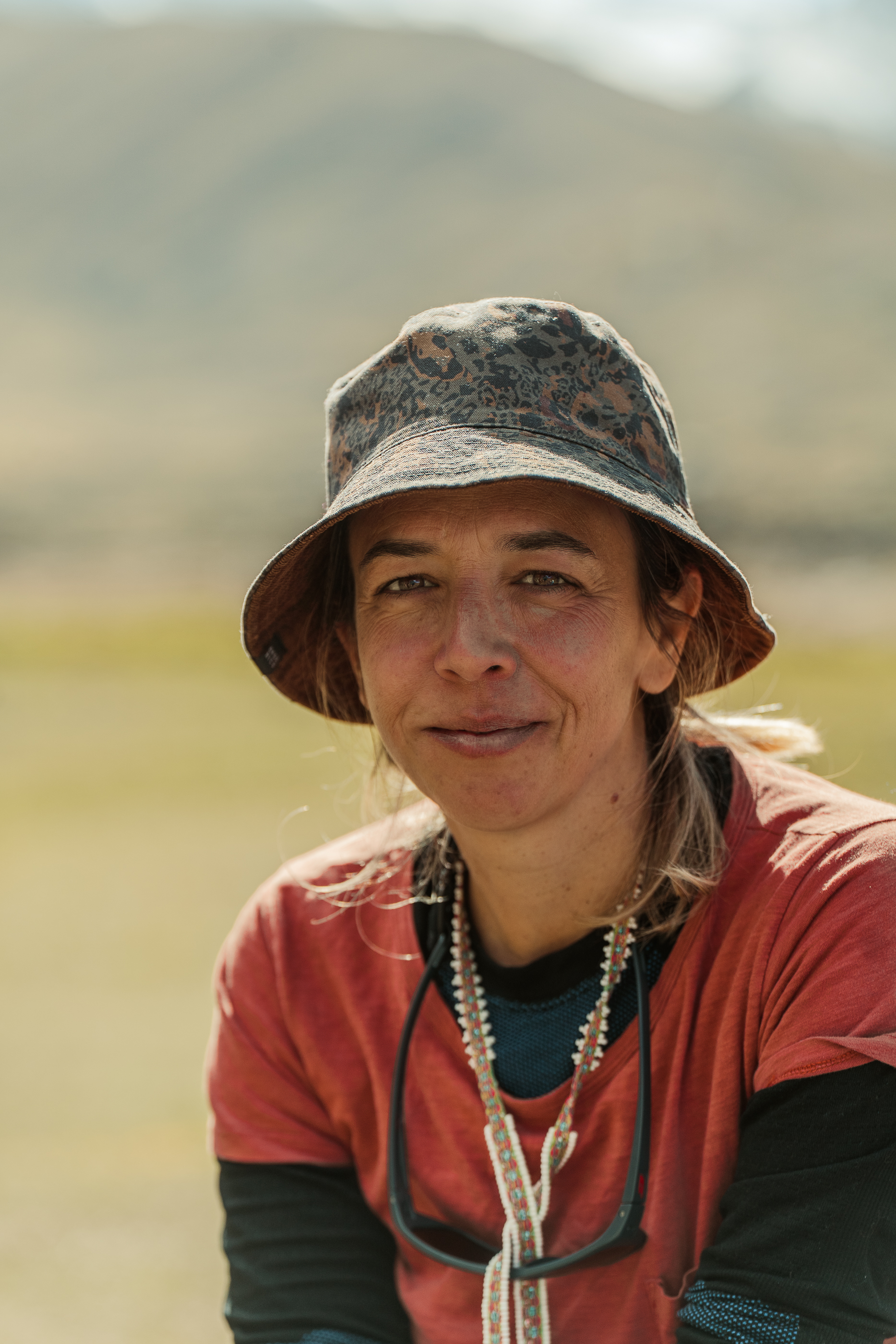 Retrato de una participante con sombrero al aire libre