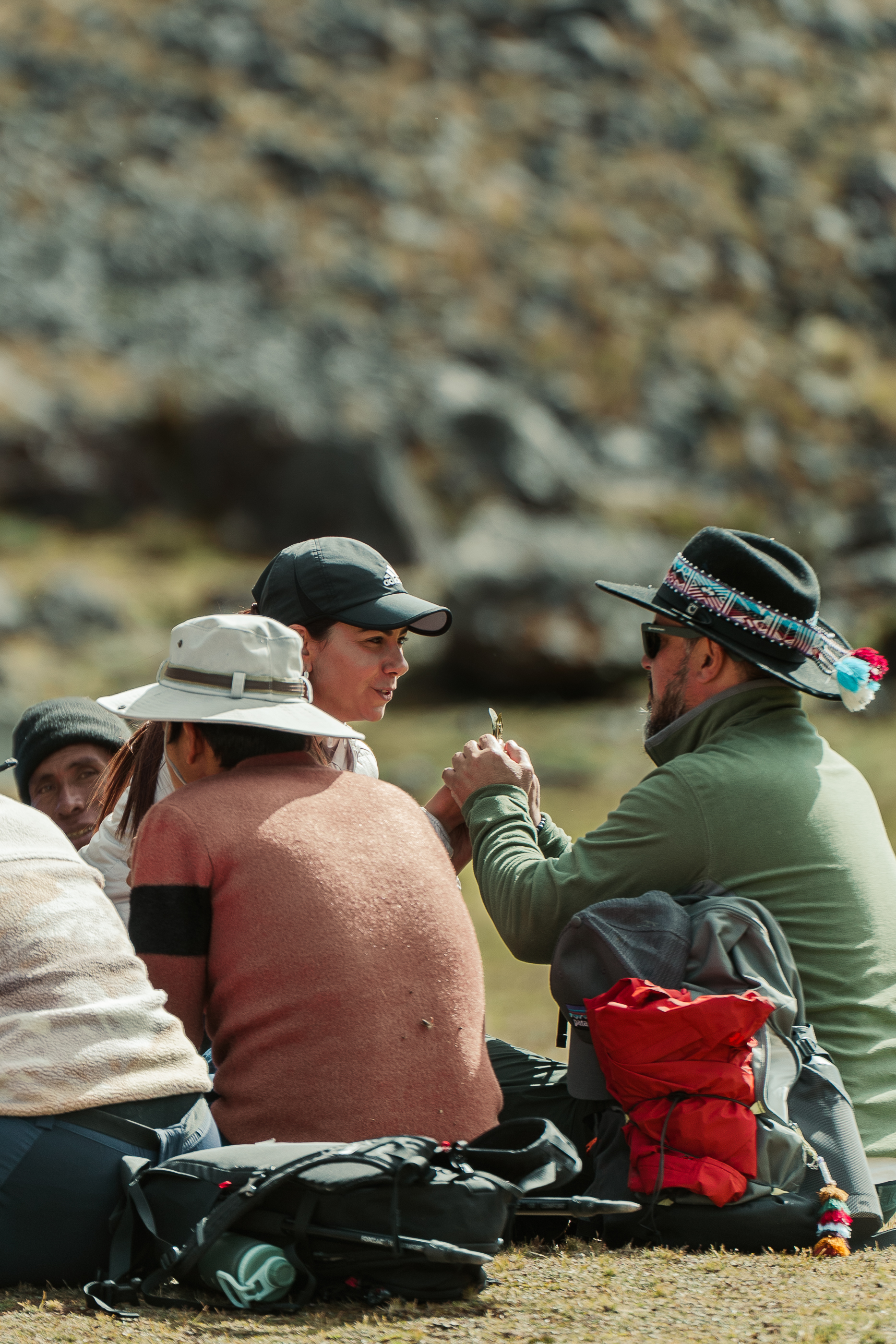 Un grupo comparte una conversación sentado en la naturaleza
