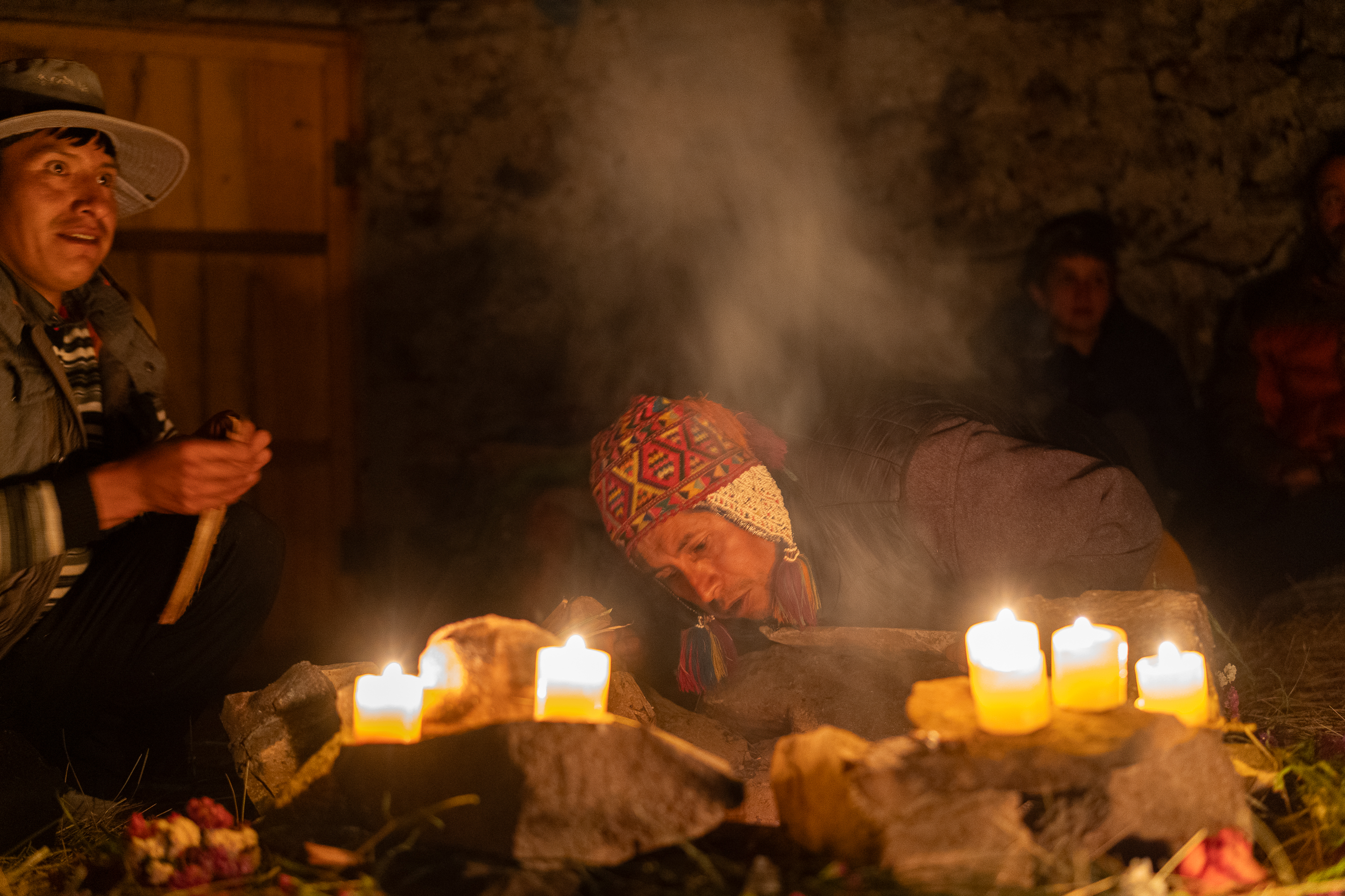 Un encuentro alrededor de velas encendidas y una ofrenda